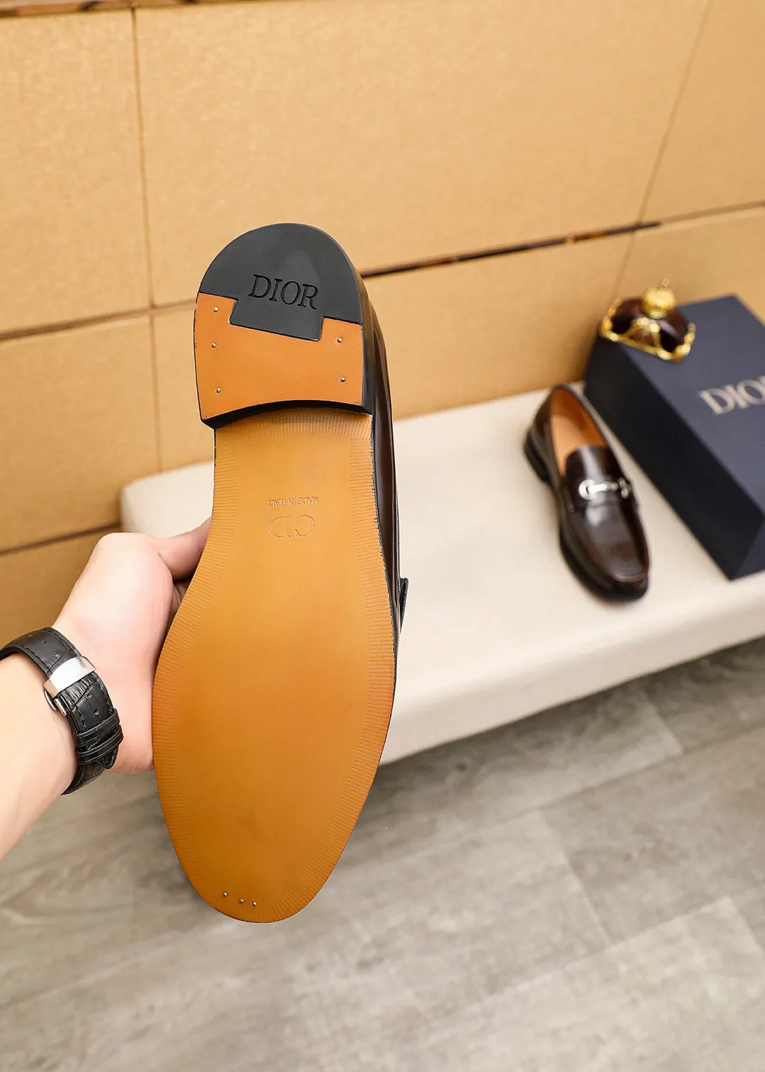 Men's shoes 💰480 💐 Product trademark: Dior "Dior" casual leather shoes Regular size: 39-44 (45🉑️customized) Product materials: Selected Italian imported first-layer open-edge beaded cowhide leather upper + luxury hardware buckle, imported water-dyed 🐂 cowhide lining. Strong three-dimensional visual effect, original outsole color: 1⃣️color optional